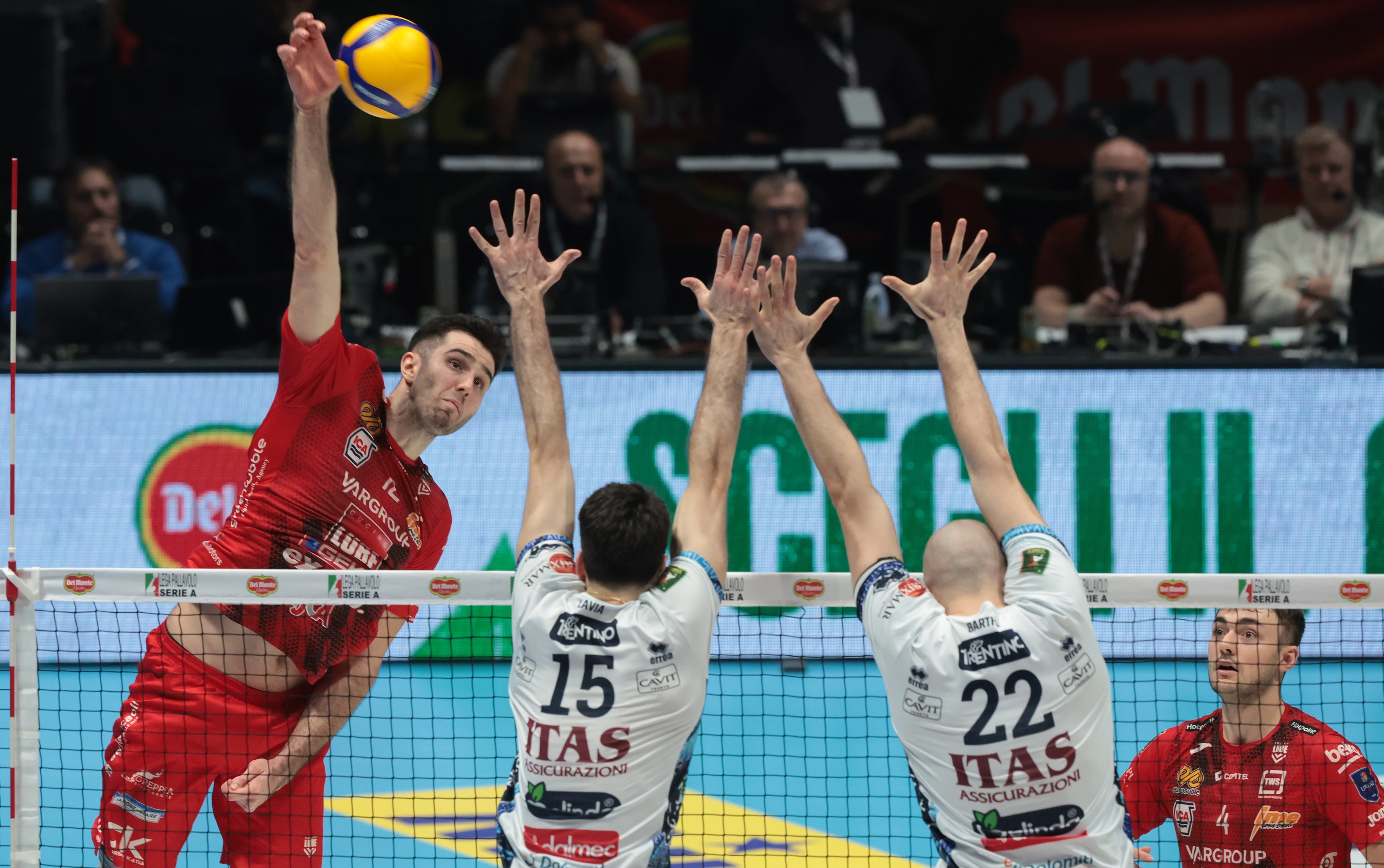 意大利队击败北马其顿,晋级欧冠赛 意大利队击败北马其顿,晋级欧冠赛