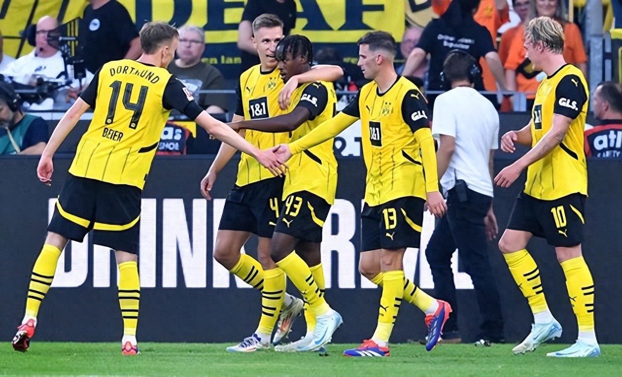 爱游戏在线-精彩对决！世界级球队在赛场上争夺