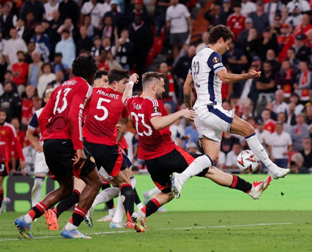 爱游戏官网-热刺主场输给曼联，球队困境深重