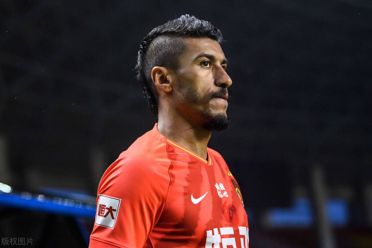 天津泰达客场球迷围攻广州恒大,局面失控 天津泰达客场球迷围攻广州恒大,局面失控