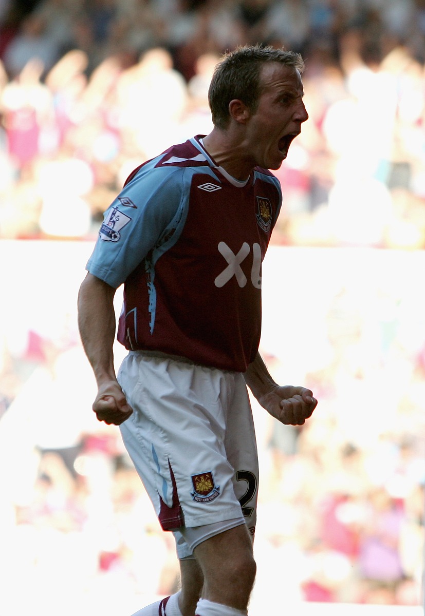 年轻球员在场上展现出惊人的表现,助球队胜利的简单介绍 年轻球员在场上展现出惊人的表现,助球队胜利的简单介绍