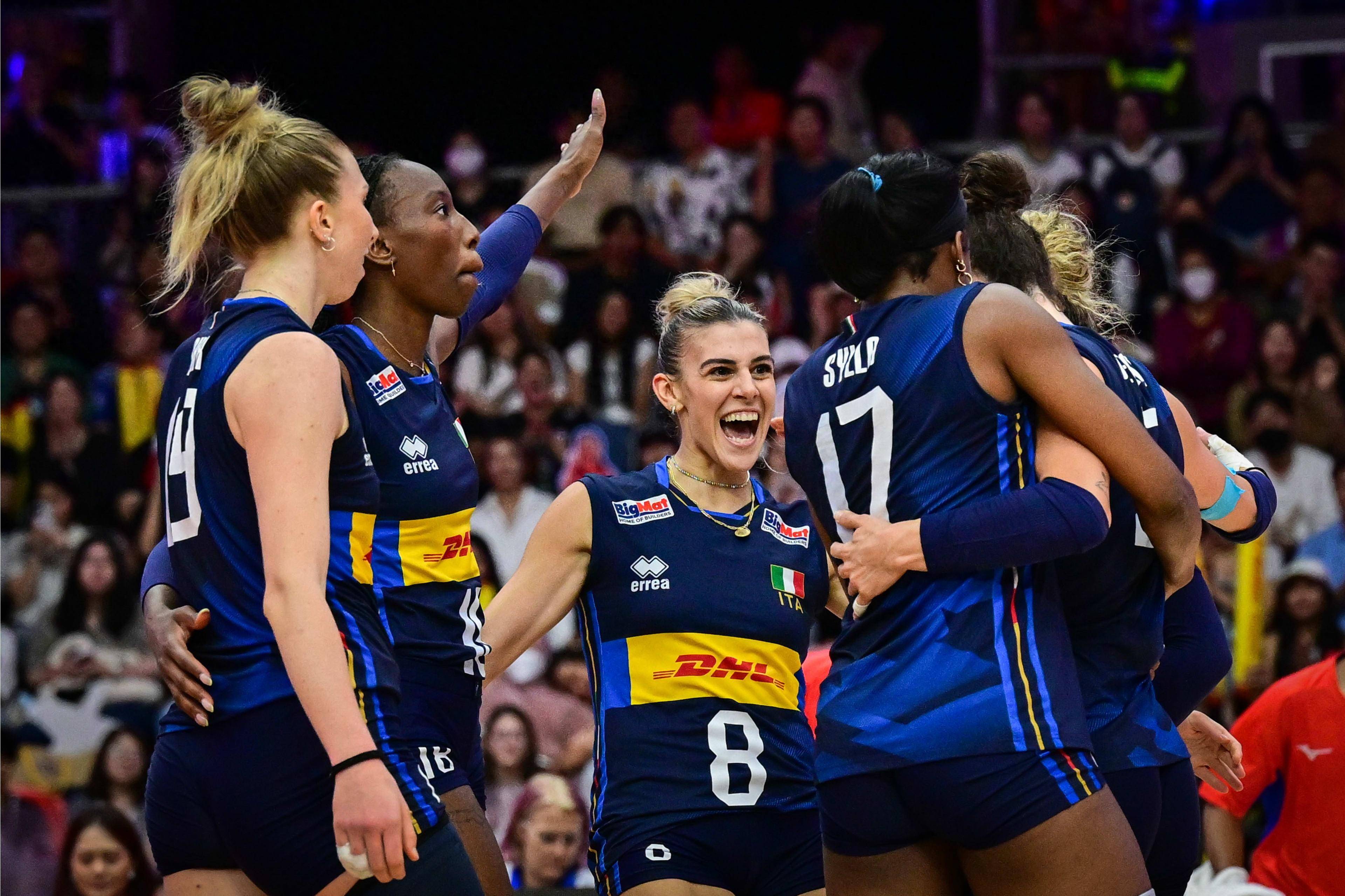 爱游戏入口-意大利女足队员在比赛中力拼对手，取胜