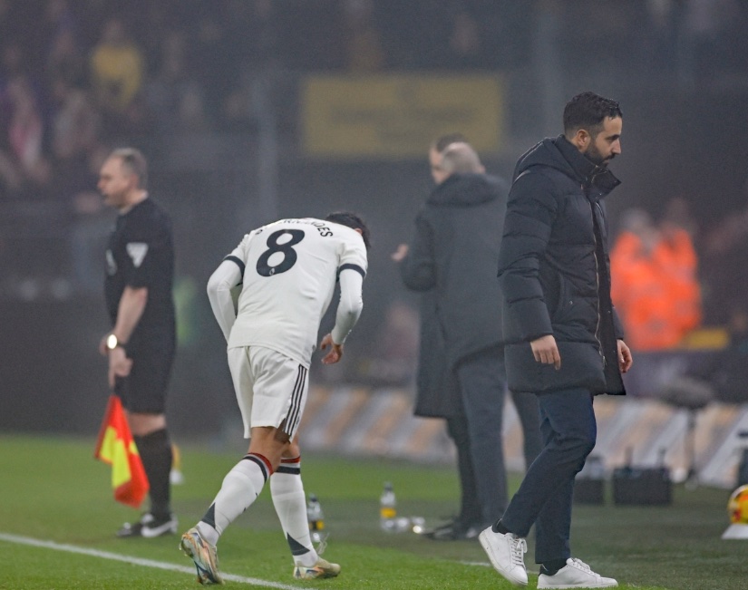 爱游戏体育官网-曼城战绩跌落谷底，艰难前行