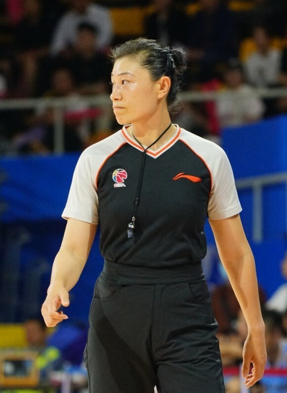 女裁判员在比赛中展现过人执法技能