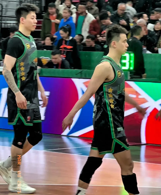 更换教练后,青岛队终于实现连胜比赛 更换教练后,青岛队终于实现连胜比赛