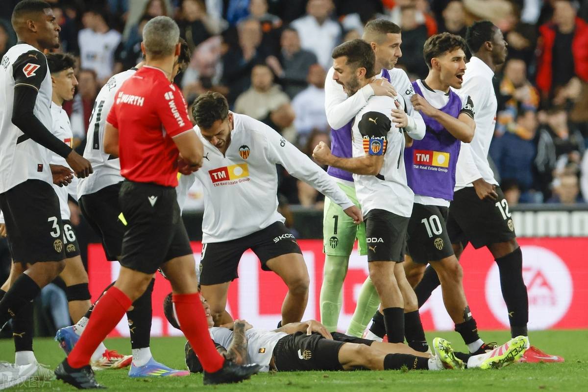 爱游戏入口-PSG客场失利，法国足球冠军榜首地位岌岌可危的简单介绍