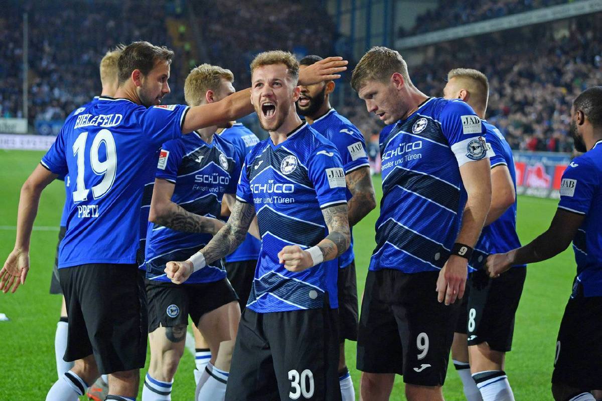 爱游戏网页版-柏林赫塔主场大胜，冲击前四继续