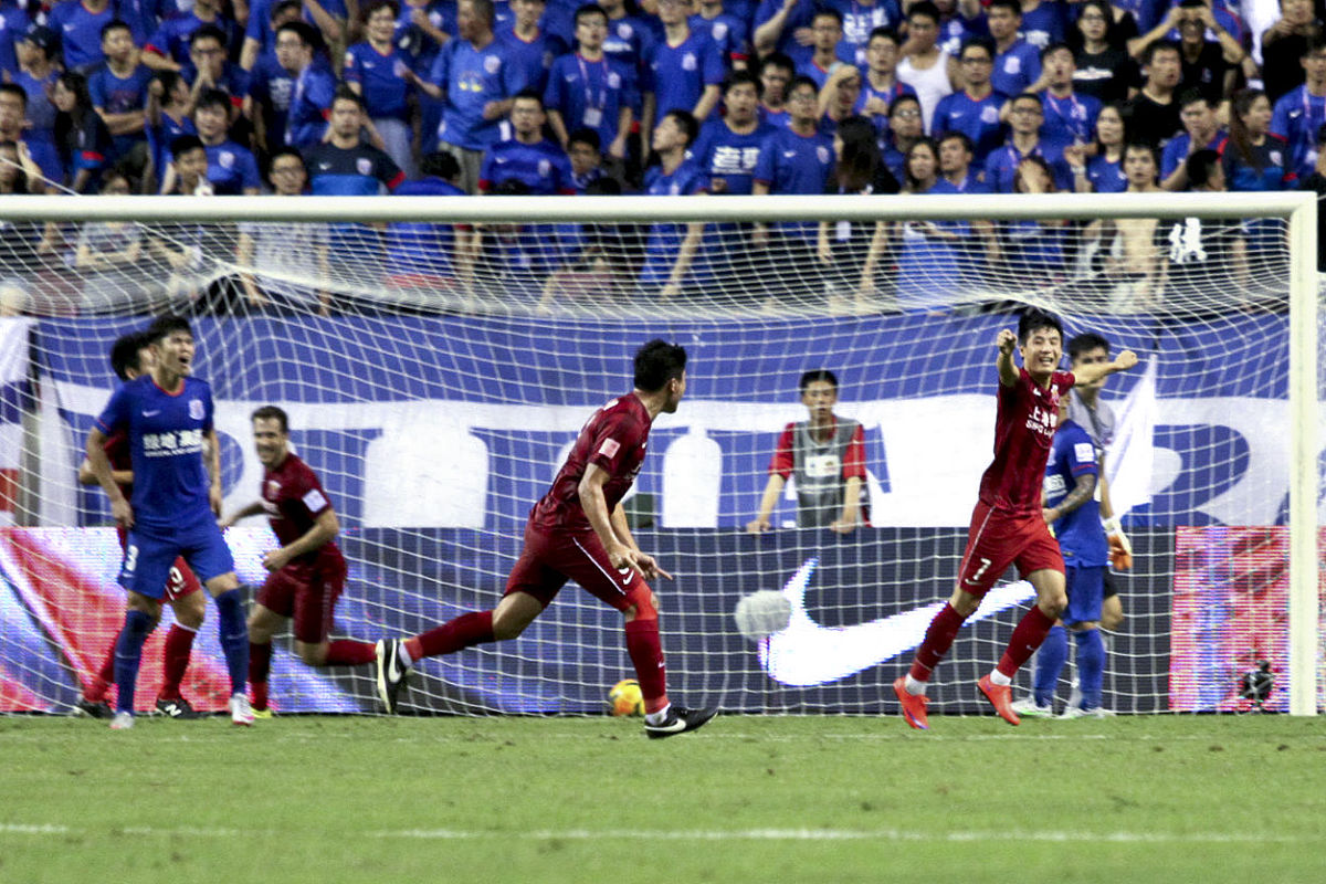 爱游戏体育官网-关于激烈角逐引发观众狂热，足球场上对决无限精彩的信息