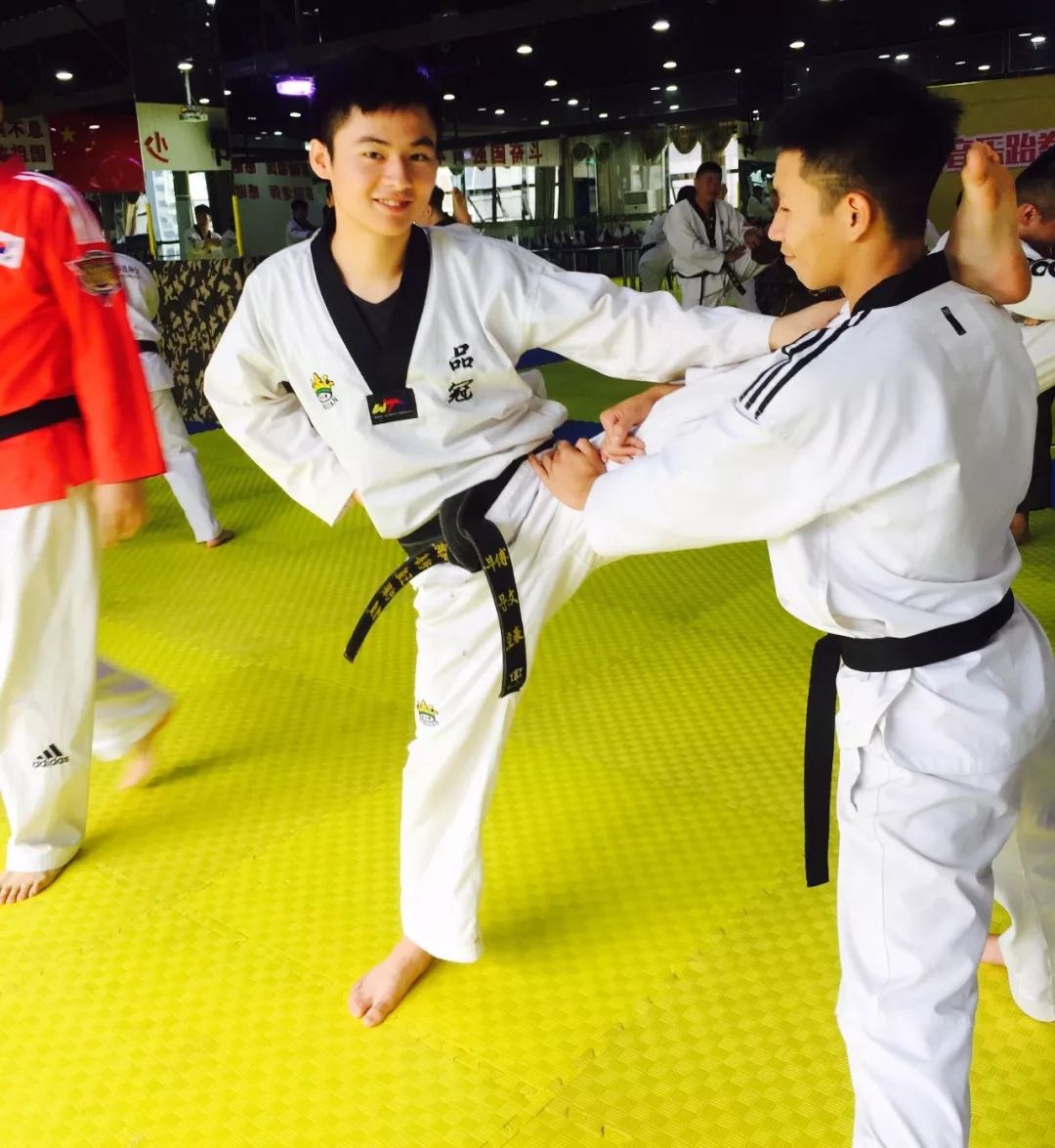 爱游戏官网-跆拳道选手冷静应战，备战全情投入
