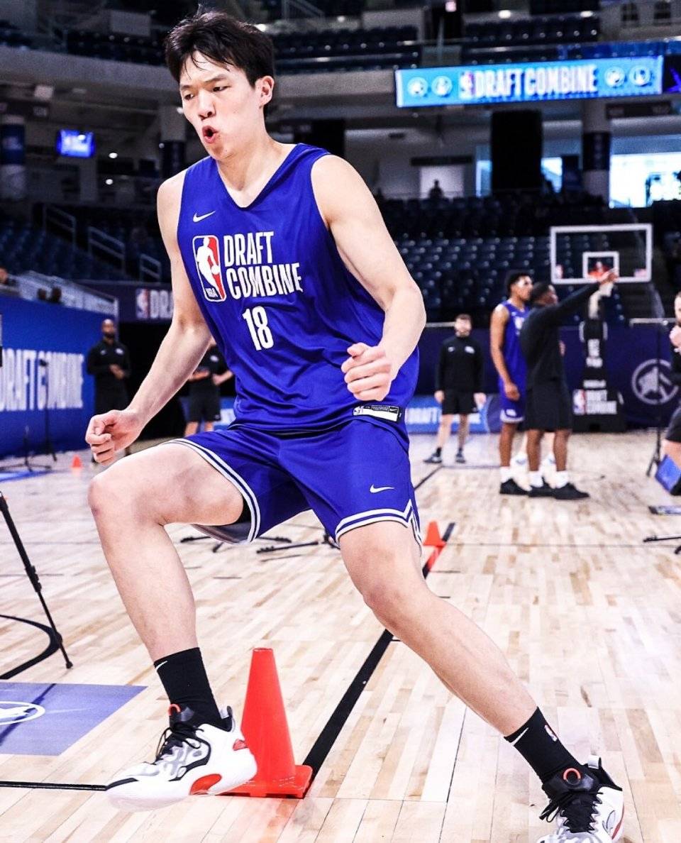 包含开拓者球员在社交媒体上晒出健身照片,力争在新赛季有所突破和表现的词条 包含开拓者球员在社交媒体上晒出健身照片,力争在新赛季有所突破和表现的词条