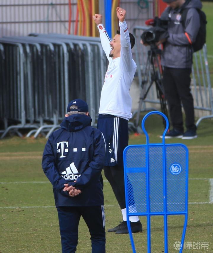 爱游戏app-海因克斯逐渐调整阵容，备战大战