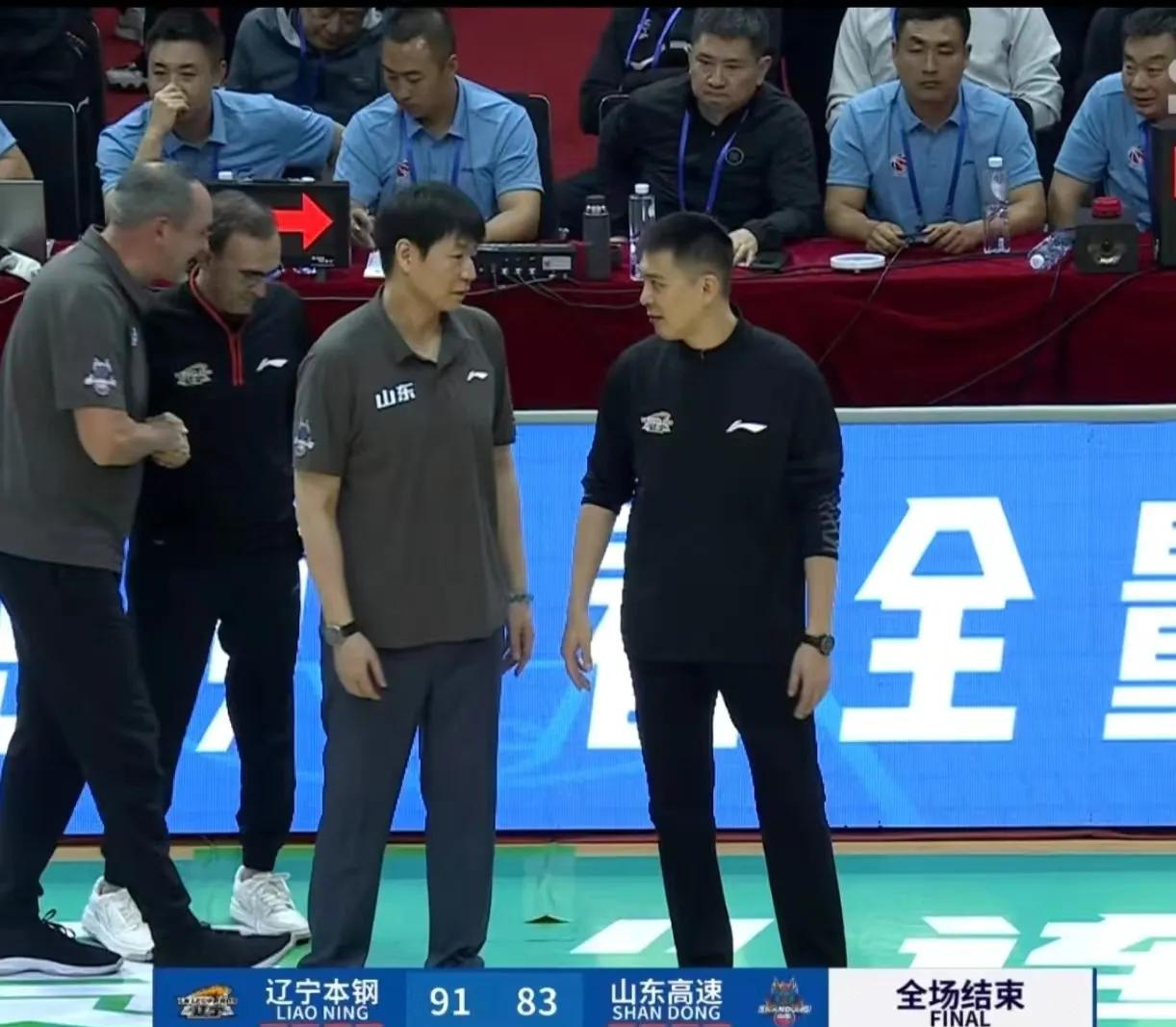 包含球队在场上展现出攻守兼备的完美状态，压倒对手的词条