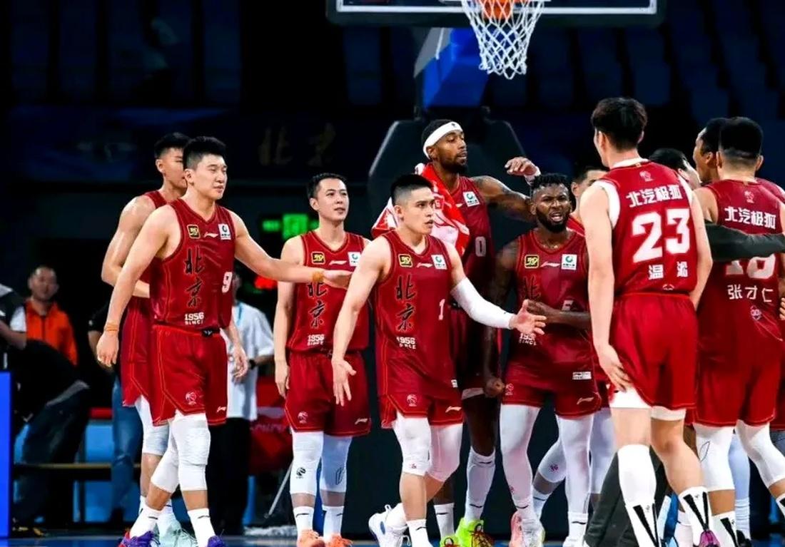 爱游戏app-球队在赛季中经历起伏，力争一场接一场地取胜的简单介绍