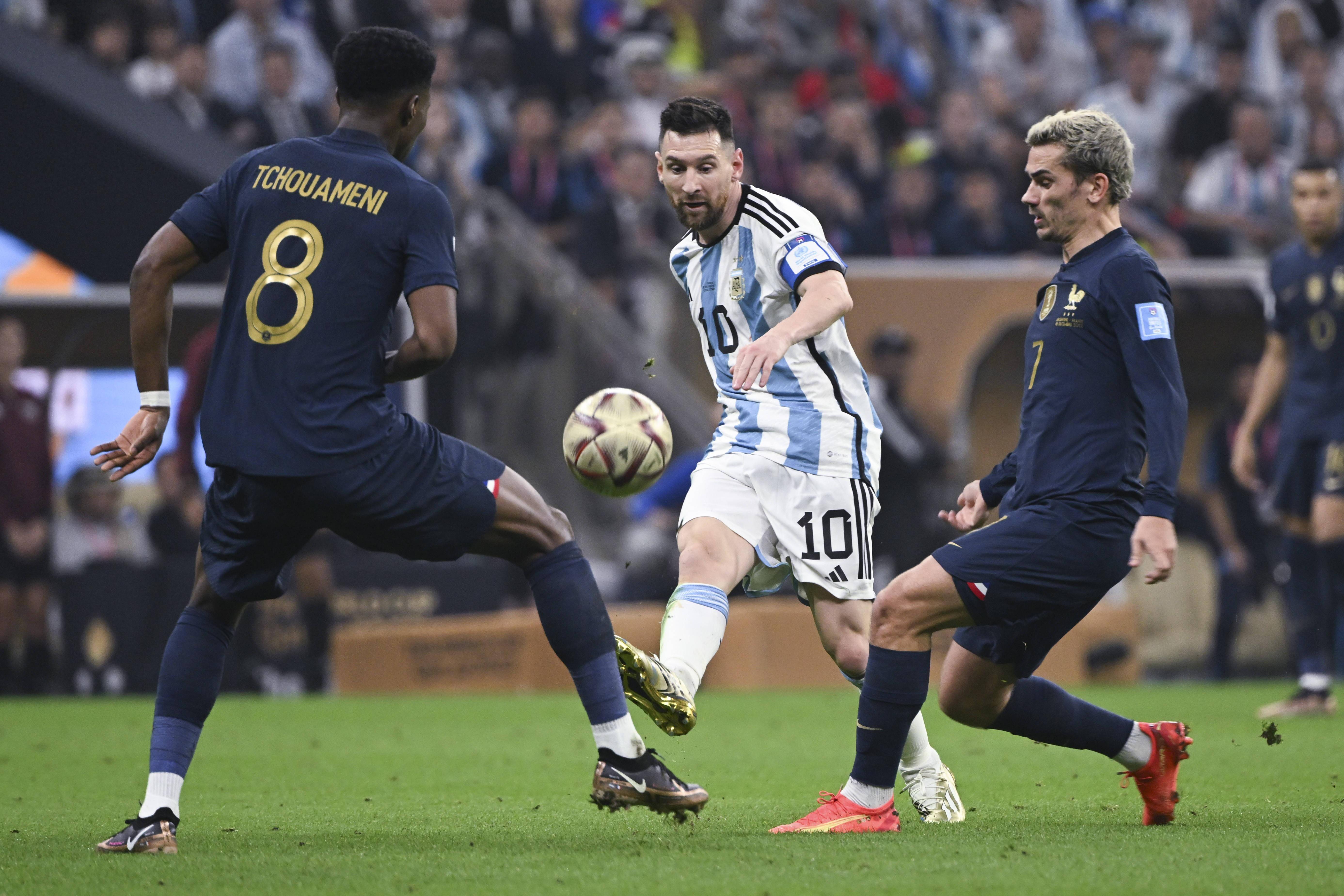 球场上的搏斗对决是球员们拼搏战斗的见证 球场上的搏斗对决是球员们拼搏战斗的见证