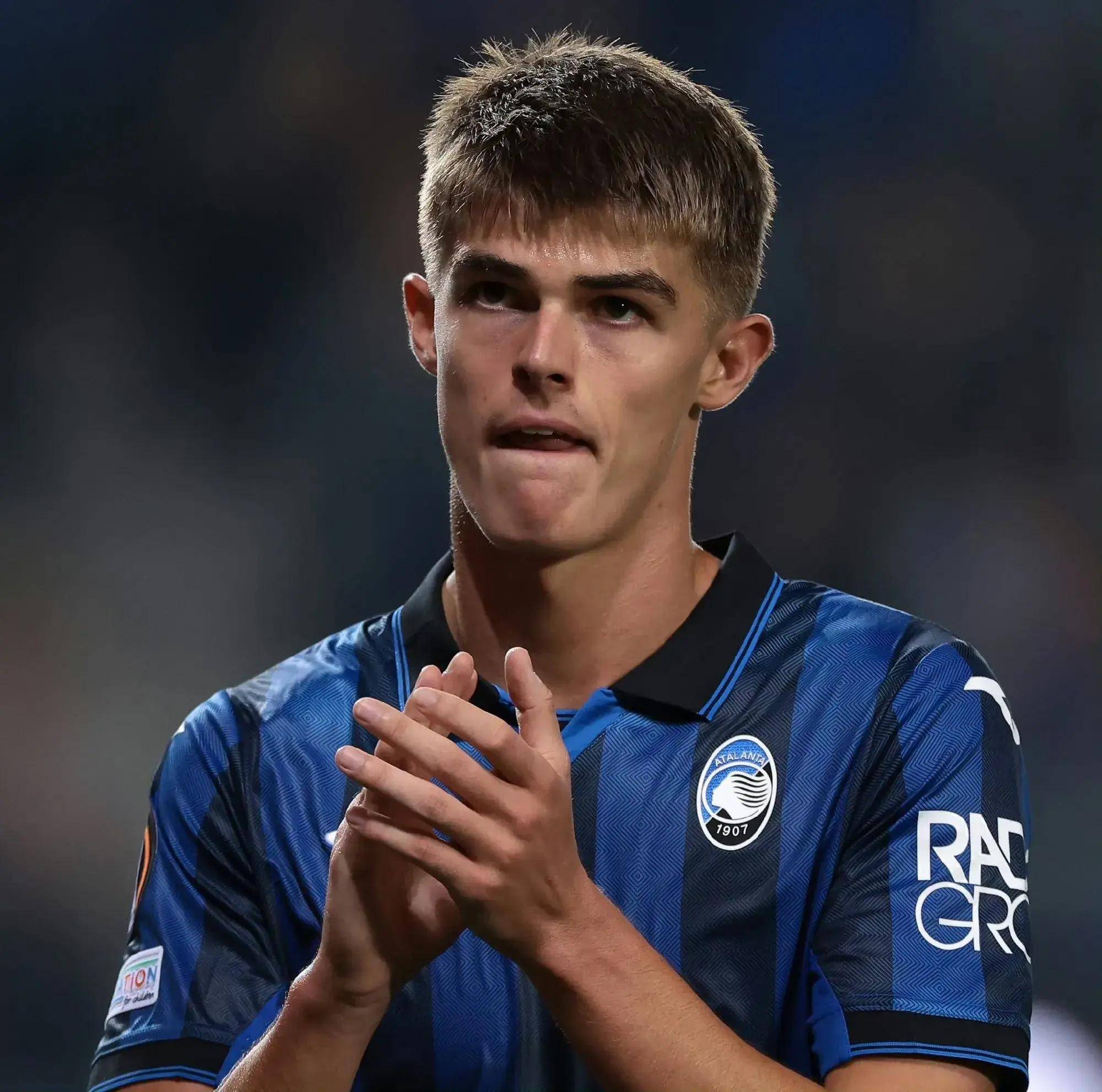 爱游戏在线-关于AC米兰主力球员受伤退出赛季的信息