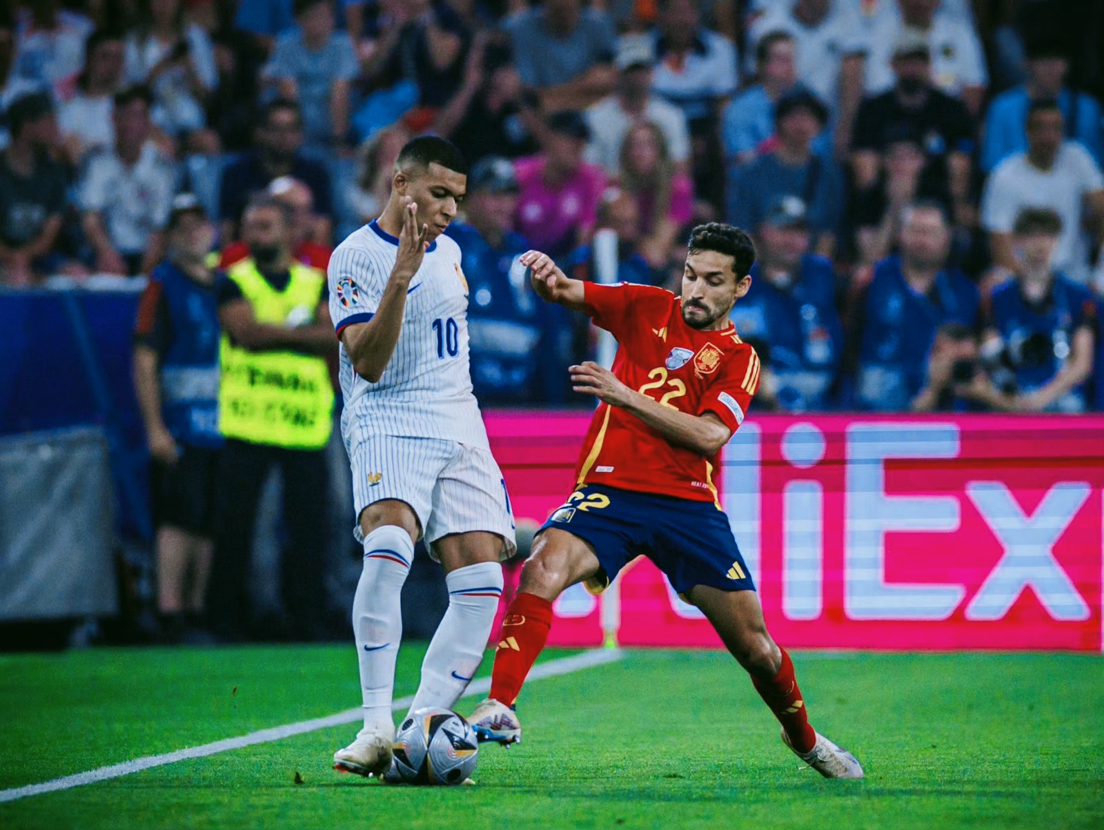 法国足球联赛出现悬念,各队争夺领先位置 法国足球联赛出现悬念,各队争夺领先位置